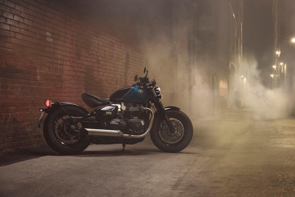 <div class='descrGalleryTitle'>BOBBER</div><div class='descrGalleryText'><p>A differenza della Scrambler 900, la <b>Bonneville Bobber</b> non cambia più di tanto a livello meccanico, ad eccezione della nuova sospensione posteriore di tipo “swing cage”, ma viene aggiornata in diverse componenti accessorie. In particolare, è <b>nuova la silhouette</b>, in cerca di una presenza scenica più muscolosa e imponente, come recita il comunicato stampa. A ciò contribuisce il serbatoio, più capiente di prima di 2 litri, ora ne tiene 14. <b>Nuovi anche la sella, più confortevol</b>e, e i cerchi, più leggeri di prima. Rivista l’elettronica: è presente una nuova piattaforma inerziale che consente la funzione cornering di ABS e controllo di trazione. Disponibili nuove colorazioni: Interstellar Blue e Sapphire Black, oppure Satin Mineral Grey e Satin Sapphire Black, oltre al classico Jet Black. Il motore è sempre il <b>bicilindrico Bonneville</b> a liquido da 78 cavalli e ben 106 Nm. Novità a questo proposito è il kit di depotenziamento per patenti A2. Il prezzo di listino è di 16.695 euro, 700 più di prima.</p>
</div>