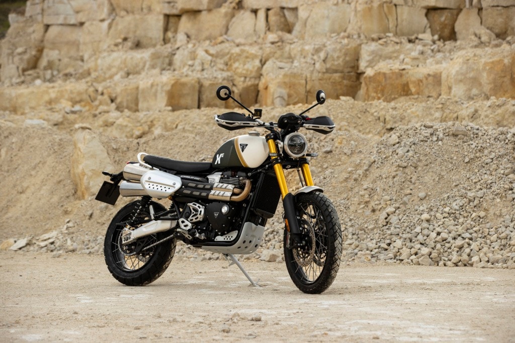 <div class='descrGalleryTitle'>SCRAMBLER 1200 XE</div><div class='descrGalleryText'><p>Ultima ma non per importanza la bella e fascinosa <b>Scrambler 1200 XE</b>, quella “alta”, con 250 mm di escursione ruote. La principale modifica alla versione 2026 è proprio in tema di sospensioni, in particolare al retrotreno. Dopo un paio d’anni di passaggio a Marzocchi, la XE torna ad adottare l’accoppiata <b>forcella Showa da 47</b> completamente regolabile-<b>ammortizzatori posteriori Öhlins</b>, anch’essi completamente regolabili. Non ci sono novità in tema motoristico, eccezion fatta per i necessari aggiornamenti Euro 5+: 90 cavalli e 110 Nm a 4.250 giri. L’elettronica prevede acceleratore ride-by-wire, sei modalità di guida che modificano la <b>risposta del gas, ABS e controllo di trazione, cruise control</b> e connettività con smartphone. I colori 2026 per la Scrambler 1200 XE sono Matt Khaki Green e Matt Crystal White oppure il binomio Silver Ice-Phantom Black; disponibile standard il Sapphire Black. Il prezzo di listino 2026 parte da 17.195 euro.</p>
</div>