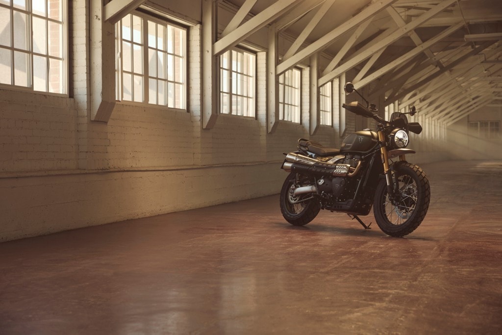 <div class='descrGalleryTitle'>SCRAMBLER 900</div><div class='descrGalleryText'><p>Come anticipato, la <b>Triumph Scrambler 900 2026</b> è una moto nuova in larga parte, soprattutto in ambito ciclistico. È stato rivisto il telaio, sempre in acciaio, in cerca di migliorate doti dinamiche; il forcellone è ora in alluminio e le sospensioni sono a marchio Showa, anch’esse rinnovate: <b>forcella rovesciata da 43 mm </b>e doppio ammortizzatore posteriore con piggyback regolabile nel precarico. <b>Aggiornata anche l’elettronic</b>a, con sistemi ABS e controllo di trazione più raffinati e ora con funzione cornering; l’ABS prevede anche una modalità offroad, che lascia libera la ruota posteriore. Grazie al <b>comando gas elettronico</b>, ci sono tre riding mode: Road, Rain e Offroad. Nuovo il quadro con strumento ibrido LCD-TFT collegabile, accessorio, via bluetooth per leggere la navigazione turn-by-turn. Accessorio è anche il cruise control. Non cambia, se non per l’Euro 5+, il motore: 900 cc, 65 cavalli, 80 Nm. Il <b>prezzo</b> è di 11.995 euro, 600 più di prima.</p>
</div>