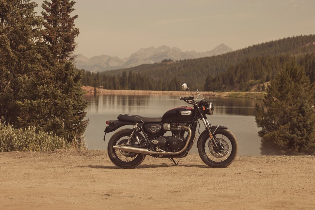 <div class='descrGalleryTitle'>BONNEVILLE T100, T120 E T120 BLACK</div><div class='descrGalleryText'><p>La <b>gamma Bonneville</b>, fedele a sé stessa dal 1959, per la prossima stagione viene aggiornata solo in alcuni dettagli, per lo più inerenti alla dotazione elettronica e facenti parte dei cosiddetti aiuti alla guida, a tutto vantaggio della sicurezza: arrivano <b>piattaforma inerziale, due modalità di guida, Road e Rain, ABS e controllo di trazione con funzione cornering</b>; in aggiunta, il cruise control è di serie su T120 e T120 Black, mentre è optional sulla T100. Per le 1.200 cc è ora disponibile il kit di depotenziamento per patente A2, in precedenza disponibile solo per la T100. Come sempre, le Bonneville puntano sullo stile classico e a questo proposito arrivano nuove e affascinanti colorazioni: per la T100 ci sono le combinazione Snowdonia White - Sapphire Black e Jet Black – Diablo Red; per la T120 Aegean Blue e New England White o Aluminium Silver e Cramberry Red. Invariati i dati motore: 1.200 cc, 80 cavalli e 105 Nm per le T120, 900 cc, 65 cavalli e 80 Nm per la T100. I <b>prezzi di listino </b>partono da 11.695 euro per la T100, da 14.795 per le T120.</p>
</div>