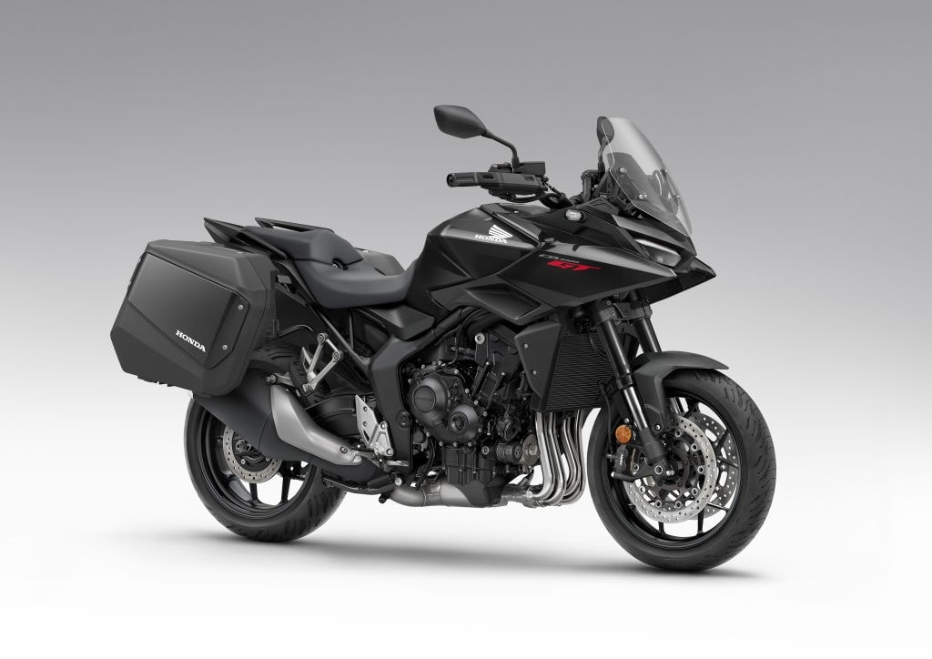 <div class='descrGalleryTitle'>Honda CB1000GT</div><div class='descrGalleryText'><p>La nuova <b>sport-tourer</b> di Honda nasce sulla base tecnica della Hornet 1000, con l’obiettivo di unire prestazioni da maxi naked e comfort da viaggiatrice. Il <b>quattro cilindri da 150 CV e 102 Nm </b>è gestito dal Throttle-By-Wire, abbinato a sospensioni elettroniche Showa EERA e piattaforma IMU a sei assi. Di serie valigie laterali, parabrezza regolabile, cruise control e display TFT da 5 pollici con connettività RoadSync.</p>
</div>