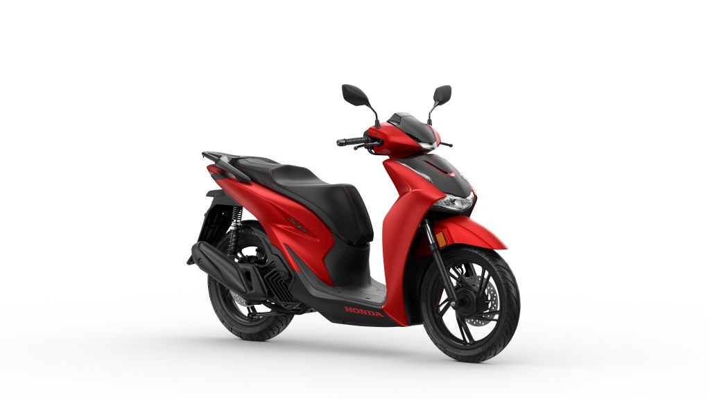 <div class='descrGalleryTitle'>Honda Sh 125-150</div><div class='descrGalleryText'><p><b>Il best-seller Honda a ruote alte </b>si rinnova nel 2026 con un restyling completo del frontale: nuovo doppio faro LED e scudo ispirati all’SH350i. Arriva la <b>strumentazione TFT a colori da 4,2&quot;</b>, con connettività Honda RoadSync e <b>presa USB-C nel nuovo vano anteriore</b>. Sella ridisegnata più comoda, motore eSP+ Euro 5+ e sette colorazioni. Restano di serie parabrezza, paramani e Smart Top Box.</p>
</div>
