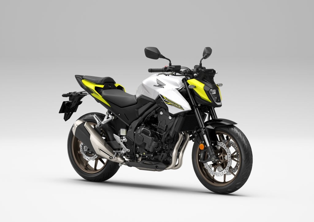 <div class='descrGalleryTitle'>Honda CB 500 Hornet</div><div class='descrGalleryText'><p><b>L’erede della CB500F diventa Hornet a tutti gli effetti</b>, con il bicilindrico A2 da 48 CV e 43 Nm, telaio in acciaio e forcella Showa SFF-BP da 41 mm. Debutta la frizione elettronica E-Clutch, condivisa con NX500 e CBR500R, che semplifica partenze e cambiate. Display TFT da 5 pollici con RoadSync, fari LED e pinze radiali doppio disco. Maneggevole e concreta, punta a chi cerca una prima vera naked Honda.</p>
</div>
