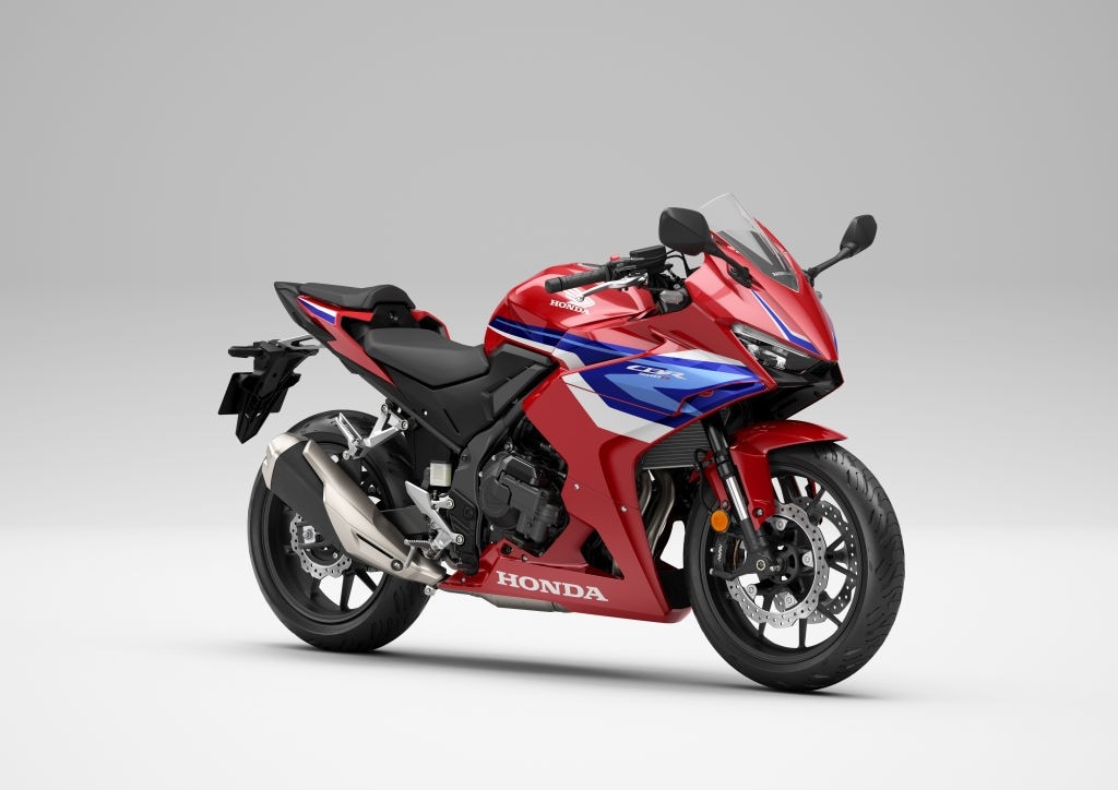 <div class='descrGalleryTitle'>Honda CBR500R</div><div class='descrGalleryText'><p><b>La supersportiva A2 di Honda adotta per il 2026 la E-Clutch</b>, che affianca il bicilindrico da 471 cc (48 CV) rendendo la guida ancora più fluida. Lo stile resta ispirato alla Fireblade, con nuove livree Tricolour e Mat Gunpowder Black Metallic. Telaio a diamante, sospensioni Showa SFF-BP e doppi dischi anteriori garantiscono una ciclistica matura, mentre il TFT da 5&quot; con RoadSync porta la connettività su una sport compatta.</p>
</div>