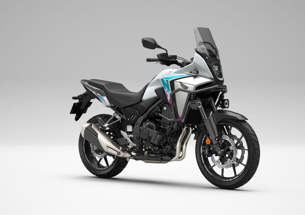 <div class='descrGalleryTitle'>Honda NX500</div><div class='descrGalleryText'><p>La <b>crossover guidabile con patente A2</b> evolve nel 2026 con la <b>E-Clutch</b>, che consente partenze e cambi marcia senza toccare la leva. Il bicilindrico 471 cc da 48 CV rimane invariato, ma cresce la versatilità. Forcella Showa SFF-BP, doppio disco anteriore e display TFT da 5&quot; con RoadSync completano la dotazione. Tre le colorazioni, tra cui la nuova Graphite Black. Più facile, leggera e pronta a tutto, dall’uso urbano al viaggio.</p>
</div>