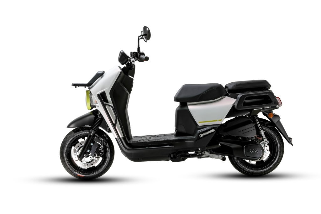 <div class='descrGalleryTitle'>SYM 4MICAEP</div><div class='descrGalleryText'><p>Uno dei nuovi 125 della gamma SYM si chiama <b>4MICAEP</b>. La sua particolarità&nbsp;risiede nella <b>multifunzionalità</b>: uno scooter capace di trasformarsi e adattarsi alle esigenze più diverse. Pensato per chi desidera un mezzo che <b>coniuga la praticità del mondo professionale con la libertà della vita personale</b>.<br>
Il nome racconta la sua essenza: &quot;Formica&quot;, simbolo di operosità e versatilità, unita alla sigla &quot;EP&quot; (Empower). Un vero &quot;SUV a due ruote&quot;, compagno ideale per chi vive in movimento: spostarsi in città, lavorare, viaggiare, fare acquisti o dedicarsi al tempo libero.<br>
Il <b>design </b>ottimizza ogni dettaglio in termini di efficienza, comfort e funzionalità. Il sedile posteriore pieghevole permette di convertire rapidamente lo scooter dal trasporto passeggeri a quello merci, senza attrezzi.<br>
La <b>piattaforma posteriore estensibile </b>aumenta la superficie del 60% e sostiene fino a 40 kg di carico. È predisposto con dodici punti di fissaggio per accessori per personalizzarlo senza compromettere la linea.<br>
L'ampia pedana da 410 mm offre comfort e stabilità anche durante il carico, mentre il freno di stazionamento integrato consente di parcheggiare in sicurezza su superfici inclinate.<br>
Sicurezza e visibilità garantite dal faro LED circolare di classe D che integra luce abbagliante, anabbagliante e diurna. La nuova strumentazione LCD assicura leggibilità nitida. Non mancano luce di emergenza e porta Quick Charge 3.0 per ricaricare dispositivi elettronici.</p>
</div>