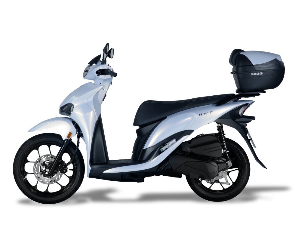 <div class='descrGalleryTitle'>SYM BWT 125</div><div class='descrGalleryText'><p>Non sarà super glamour, ma è uno <b>scooter di grande sostanza</b>. E soprattutto <b>promette di avere un listino inferiore ai 2mila euro</b>. Il nuovo <b>SYM BWT 125</b> rappresenta la <b>porta di ingresso alla mobilità urbana</b>. Il motore di BWT 125 è progettato per massimizzare il rendimento energetico e ridurre le emissioni, in linea con le normative più recenti. La struttura compatta e leggera riduce l'usura e favorisce una maggiore durata nel tempo, minimizzando interventi frequenti e contribuendo a un ciclo di vita più efficiente.<br>
Il progetto stilistico nasce da un'attenta ricerca di equilibrio tra estetica e funzionalità, prendendo ispirazione dalla struttura essenziale degli elementi naturali.<br>
Il <b>design </b>è essenziale e armonioso, ispirato a forme che evocano leggerezza e dinamismo. Le luci di posizione a LED presentano forma slanciata che richiama rinnovamento e movimento, mentre il coperchio anteriore curvato verso l'alto suggerisce apertura e fluidità.<br>
Lo scooter ha una&nbsp;<b>ruota anteriore da 16 pollici </b>che assicura tenuta di strada anche su superfici irregolari, migliorando comfort e sicurezza.<br>
BWT 125 integra soluzioni pratiche: tappo serbatoio anteriore per rifornimento veloce senza sollevare la sella, porta USB frontale per ricarica dispositivi mobili, vano sottosella capiente e sistema EnMIS che ottimizza efficienza e esperienza di guida.<br>
Il <b>pannello strumenti LCD</b> offre interfaccia chiara e intuitiva. Completa l'equipaggiamento il box posteriore di serie, integrato nel profilo dello scooter.<br>
Il sistema EnMIS (Enhanced Multi-Ignition System) ottimizza la combustione grazie a strategia di accensione intelligente, migliorando raffreddamento del motore e offrendo risposta più efficiente in prestazioni e consumo.</p>
</div>