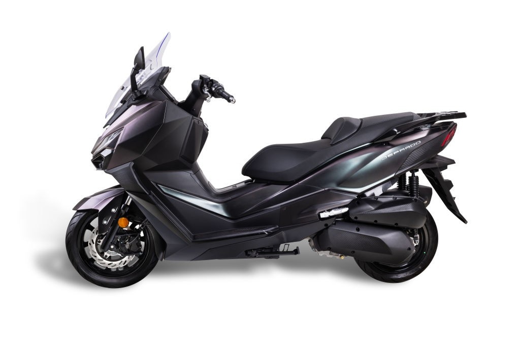 <div class='descrGalleryTitle'>SYM JEPARDO</div><div class='descrGalleryText'><p><b>Jepardo </b>rappresenta un nuovo concetto di mobilità che unisce design contemporaneo, tecnologia avanzata e funzionalità. Dal punto di vista tecnico, è spinto da un <b>motore monocilindrico da 249 cc per 24,5 CV</b>. Il design si distingue per linee decise e volumi scolpiti che conferiscono un aspetto dinamico. Le superfici tridimensionali comunicano solidità, precisione e potenza.<br>
Il gruppo ottico anteriore adotta lenti a vista per un'estetica tecnologica, mentre i fanali posteriori con firma luminosa a LED completano il linguaggio stilistico.<br>
Il <b>cruscotto TFT-LCD da 7 pollici </b>offre un'interfaccia personalizzabile con tre modalità di visualizzazione e regolazione automatica della luminosità, garantendo leggibilità in ogni condizione.<br>
Il parabrezza regolabile senza attrezzi consente l'adattabilità alle diverse situazioni di marcia, mentre il portapacchi posteriore integrato offre solidità nel trasporto senza alterare l'equilibrio stilistico.<br>
Il <b>sistema Keyless 2.0 </b>include modalità di avviamento d'emergenza: anche con batteria scarica del telecomando, basta avvicinarlo all'antenna e ruotare l'interruttore principale.<br>
L'<b>app SYM</b> offre connettività avanzata con notifiche per chiamate e messaggi, screen mirroring dello smartphone, navigazione con Google Maps e accesso alle funzionalità del veicolo. Dotazione di serie: illuminazione full LED, ABS e TCS, poggiaschiena regolabile, doppio vano porta casco, prese USB Type-A e C, doppio cavo acceleratore e sella ribassata da 755 mm.</p>
</div>