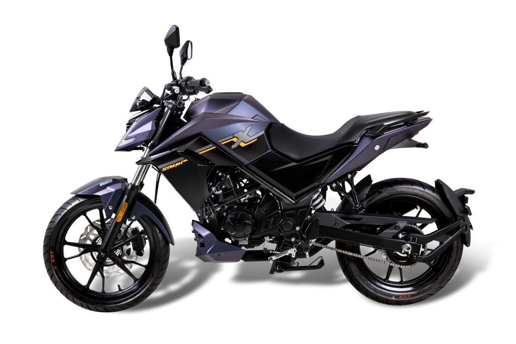 <div class='descrGalleryTitle'>SYMNH-X</div><div class='descrGalleryText'><p>La filosofia stilistica della <b>SYMNH-X </b>si basa su un linguaggio visivo aggressivo: grazie a design affilato e dinamico, trasmette fin dal primo sguardo un senso di velocità e movimento, esaltato da linee convergenti in avanti e da un'illuminazione distintiva, dove le luci di posizione a forma di L incorniciano un proiettore centrale dallo stile audace.<br>
Sviluppata per chi vive la città con ritmo e passione, è dotata di aggiornamenti tecnici pensati per offrire prestazioni superiori, maggiore comfort e funzionalità avanzate, in linea con lo spirito urbano e sportivo che la contraddistingue.<br>
Il cuore è il <b>nuovo motore a 4 valvole raffreddato a liquido</b>, progettato per garantire risposta più pronta dell'acceleratore e migliore efficienza di raffreddamento. Con <b>potenza massima che raggiunge 13,6 CV (10,3 kW)e coppia aumentata a 10,8 Nm</b>, offre un'esperienza di guida più reattiva e dinamica.<br>
A bordo, il nuovo cruscotto con display VA a cristalli liquidi garantisce eccellente leggibilità delle informazioni in ogni condizione di luce.<br>
Il comfort è migliorato grazie a sella rivisitata con imbottitura in schiuma più spessa che assicura supporto più confortevole durante la guida prolungata.<br>
L'autonomia è potenziata con nuovo <b>serbatoio da 14 litri.&nbsp;</b>Integra doppia porta USB con attacchi Type-A e Type-C, compatibile con tutti i principali modelli di smartphone.</p>
</div>