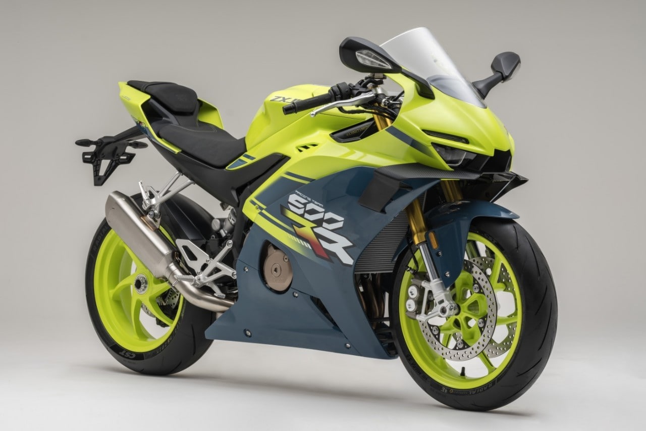 <div class='descrGalleryTitle'>500RR</div><div class='descrGalleryText'><p>Sportiva è anche la 500RR, che, come la 820RR, prende in tema estetico ampio spunto dalla più recente delle Honda Fireblade. Lei è spinta da un <b>piccolo 4 in linea</b> da 470 cc da <b>84 cavalli a 13.500 giri</b> e 46 Nm a 11.500 giri; potenza e coppia belle in alto, inevitabilmente. Impressionante il dato del peso del motore 47 kg. Quello del peso complessivo della moto si ferma invece a 168. Anche per la 500RR intravediamo un telaio perimetrale, abbinato stavolta ad un bellissimo <b>forcellone monobraccio</b> che lascia a vista un cerchio in lega a razze sottili molto elegante.&nbsp;&nbsp;</p>
</div>