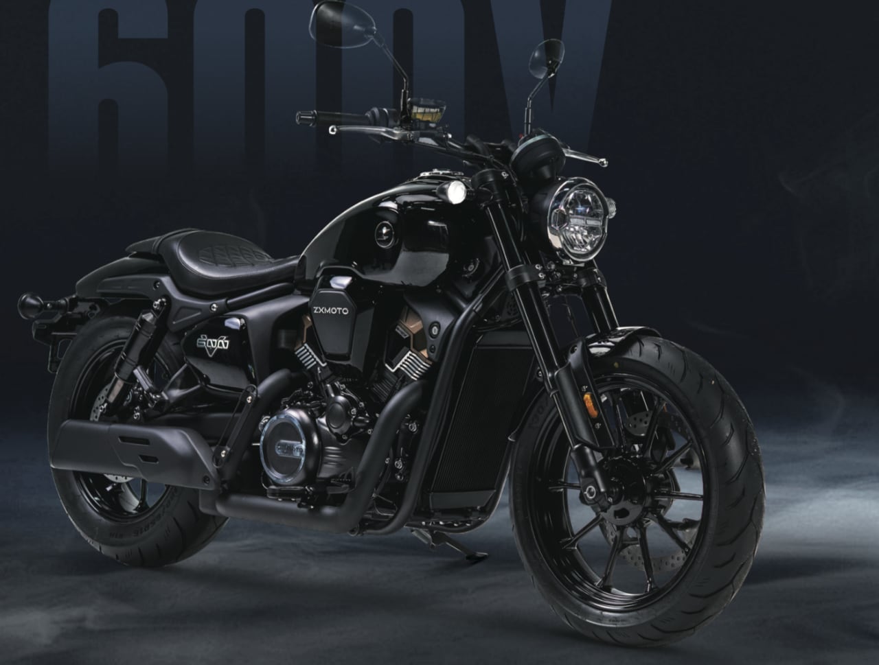 <div class='descrGalleryTitle'>600V</div><div class='descrGalleryText'><p>Ultima ma non per importanza la <b>cruiser 600V</b>, per il momento unico modello di casa ZX Moto a prevedere questo <b>motore bicilindrico a V</b>. La cilindrata effettiva è di 578 cc e il <b>peso dichiarato è di 179 kg</b> in ordine di marcia. Bella e tutto sommato aggraziata l’estetica, con faro tondo anteriore e linee morbide ed equilibrate, con proporzioni azzeccate. Ci sono doppi ammortizzatori posteriori, che <b>sembrano addirittura ad aria</b>, la forcella è rovesciata e l’impianto frenante anteriore conta su un disco singolo. Bello ed elegante il disegno dei cerchi in lega.</p>
</div>