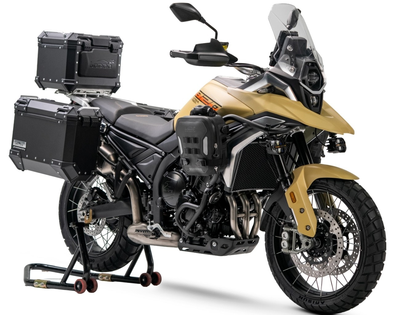 <div class='descrGalleryTitle'>820ADV</div><div class='descrGalleryText'><p>Ancora basata sulla piattaforma a tre cilindri è la 820ADV, <b>un’adventure media da 116 cavalli</b> a 11.000 giri e 85 Nm a 9.000 giri. Non vengono per il momento comunicati altri dati e possiamo solo dedurre ciò che vediamo: le <b>ruote sono da 19 e 17” con raggi tangenziali</b>, le pinze freno anteriori sono ad attacco radiale e saranno disponibili accessori come faretti supplementari, barre laterali, borse e valigie rigide.&nbsp;</p>
</div>