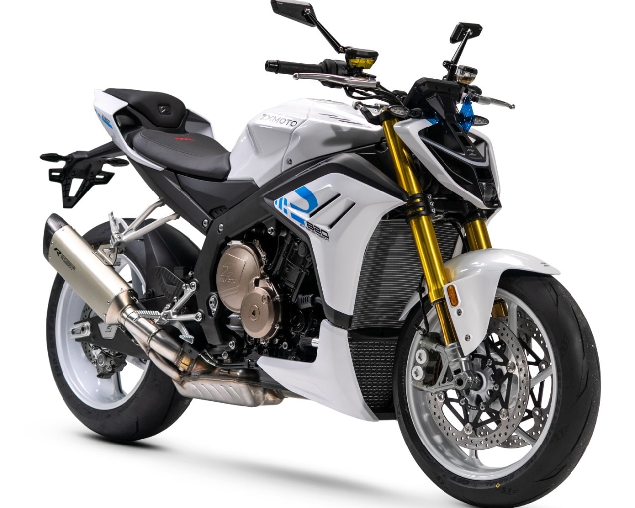 <div class='descrGalleryTitle'>820R</div><div class='descrGalleryText'><p>Altra naked, ma nettamente più sportiva, è la 820R, equipaggiata dallo <b>stesso triple della RR</b>. Quindi 818 cc ma qualche cavallo in meno, 129, con anche 80 Nm a 9.500 giri. Il telaio è sempre un perimetrale con travi ben dimensionate, presumibilmente lo stesso della RR, il forcellone è bi braccio e i <b>freni anteriori hanno pinze radiali</b>. Il peso dichiarato è di 186 kg in ordine di marcia, mentre l’aspetto è sì aggressivo ma tutto sommato equilibrato; bella la colorazione bianca con cerchi bianchi e foderi oro.</p>
</div>