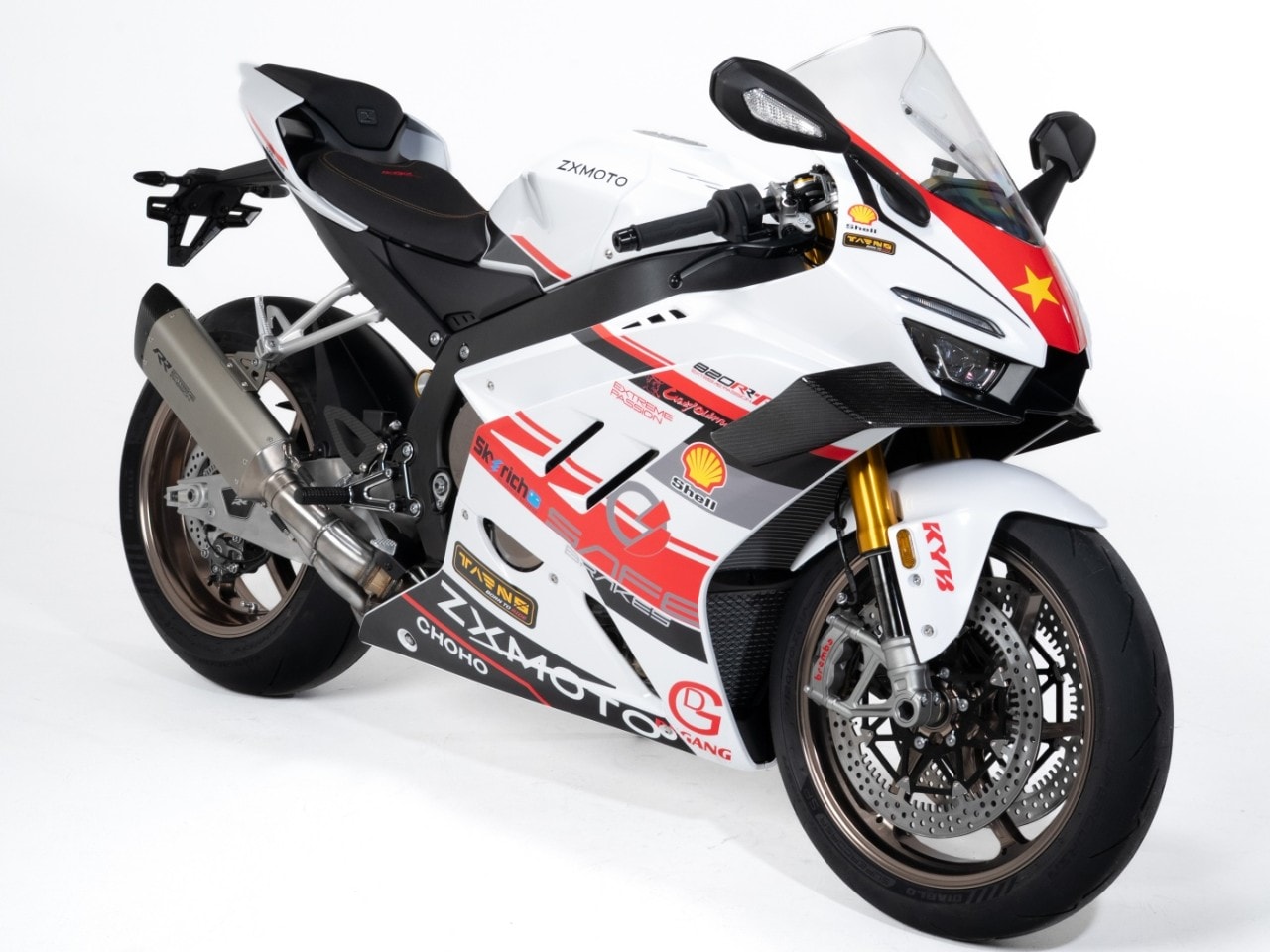 <div class='descrGalleryTitle'>820RR</div><div class='descrGalleryText'><p>Partiamo con la 820RR, una supersportiva carenata spinta dal detto tre in linea che ambisce in un futuro prossimo a prendere parte al<b> Mondiale Supersport</b>. La cilindrata effettiva è di 818 cc e la moto sarà disponibile in due versioni, 820RR e 820RR-R. Tra le due differisce il dato della potenza,<b> 134 cavalli a 12.000 giri</b> per la prima, 145 a 12.500 per la seconda. Fra le immagini spicca anche quella di una fantomatica versione da corsa, che arriva a 150 cavalli a 13.000 giri e ferma l’ago della bilancia sul peso di 175 kg in ordine di marcia. Della ciclistica sappiamo solo ciò che possiamo dedurre guardandola: il <b>telaio è un perimetrale </b>presumibilmente in alluminio, il forcellone è tradizionale e i freni, sulla RR-R, sono Brembo.</p>
</div>