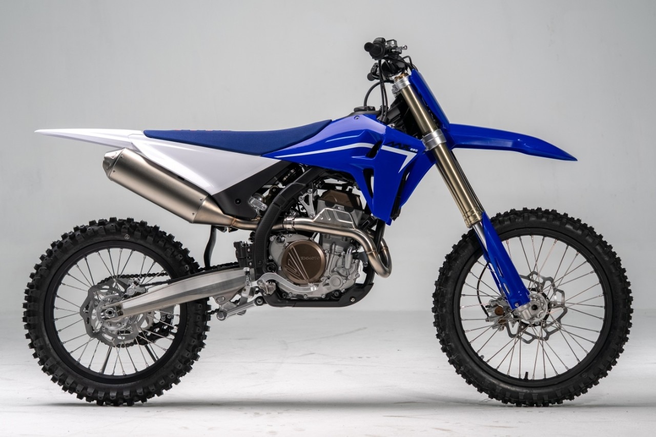 <div class='descrGalleryTitle'>MX CROSS E ZX ENDURO</div><div class='descrGalleryText'><p>Sempre in ambito fuoristrada arrivano due moto da cross e due da enduro, una specialistica e l’altra dual. Le <b>cross sono le MX250 e 450</b>, il cui unico dato dichiarato è il peso, rispettivamente 102 e 104 kg. Difficile dedurre molto, se non che il telaio è un perimetrale in acciaio e che il mono lavora su link. La <b>ZX300 è invece l’enduro,</b> spinta da un inaspettato <b>motore a 2 tempi</b> da 43 cavalli dichiarati, presumibilmente alimentato a iniezione. La <b>ZX350 è la dual</b>, equipaggiata con motore raffreddato ad aria e olio sicuramente progettato per ottenere semplicità, bassi consumi e affidabilità.</p>
</div>