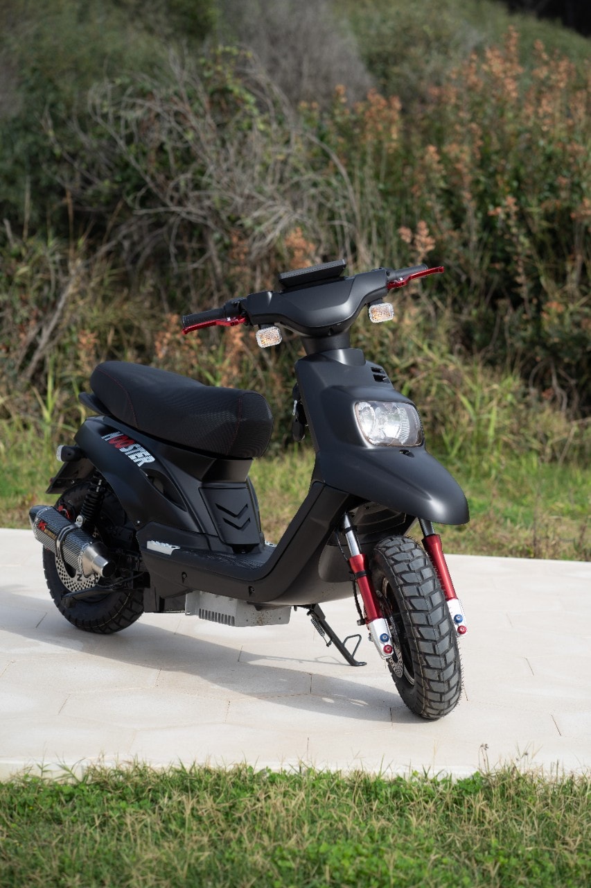 A EICMA 2025 torna il Booster: è elettrico, va fortissimo e ha leggermente cambiato nome