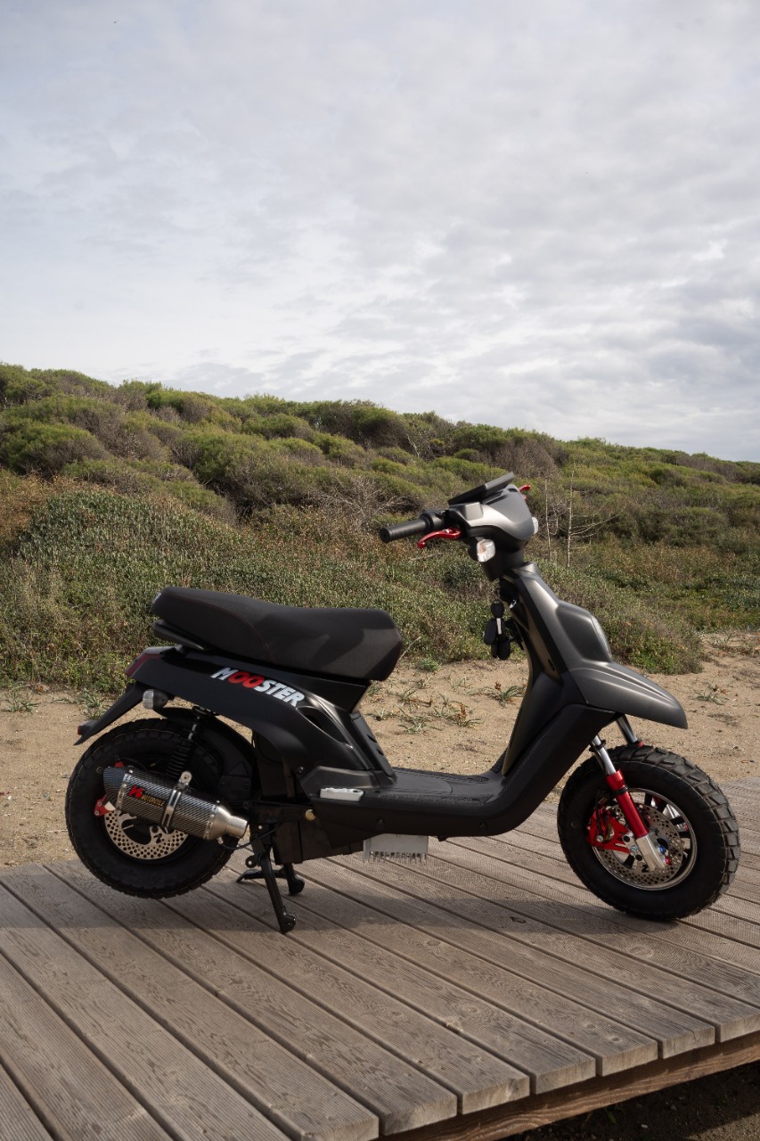 A EICMA 2025 torna il Booster: è elettrico, va fortissimo e ha leggermente cambiato nome