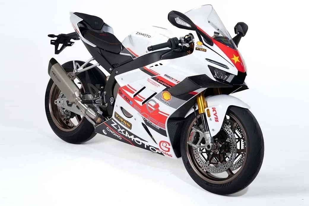 <div class='descrGalleryTitle'>8.	ZX Moto 820RR </div><div class='descrGalleryText'><p>Lei è una delle più belle novità di EICMA 2025. ZX Moto è la <b>nuova azienda lanciata da Zhang Xue</b>, il fondatore di Kove, casa che arriva entrando dalla porta principale e con una gamma variegata. La più estrema delle proposte stradali è la 820RR, una carenata a tre cilindri in linea che con ogni probabilità vedremo <b>presto nel Mondiale Supersport</b>. 818 cc, 134 cavalli per la standard, 150 per quella da corsa, un peso dichiarato di 175 kg in ordine di marcia. Il telaio è un perimetrale, presumibilmente in alluminio, il forcellone è tradizionale e la <b>componentistica è di alto livello</b>, con sospensioni Kayaba e freni Brembo. </p>
<p><b>L’estetica prende ampio spunto dall’ultima generazione di Honda CBR 1000 RR Fireblade</b>, ma si sa che l’originalità non è mai stata una delle principali doti delle moto cinesi, per lo meno non di quelle disegnate in patria; ad ogni modo, brutta non la si può di certo definire. E non è sola, in casa ZX Moto: <b>arriverà anche la 500RR</b>, una quattro cilindri da 470 cc e 84 cavalli, con uno stupendo monobraccio. Come lavorano questi cinesi!</p>
</div>