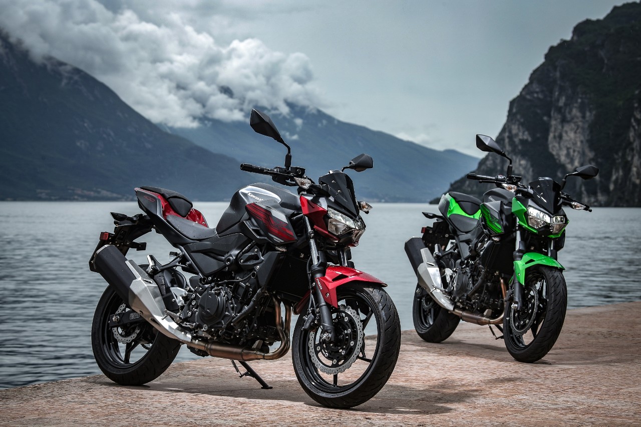 Kawasaki Z400 2019, due colori: verde e rosso