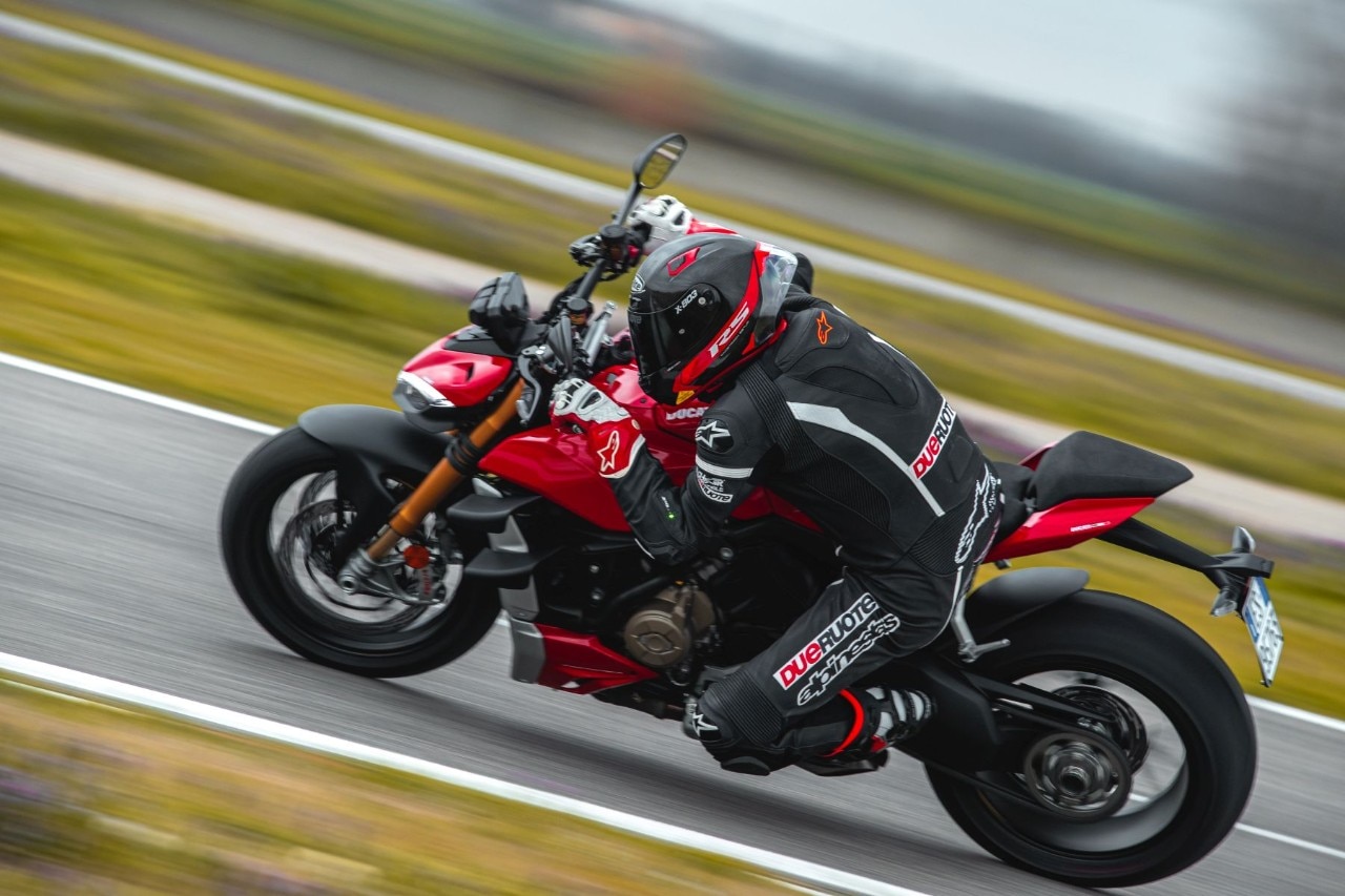 Ducati Streetfighter V4 details. Incoming Live Stream 