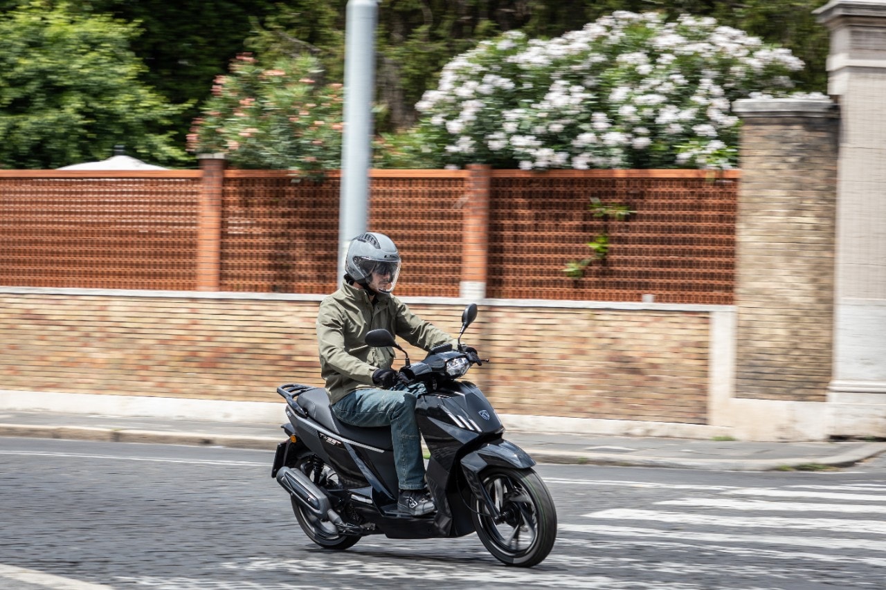 Peugeot Tweet: tutto ciò che serve per la città