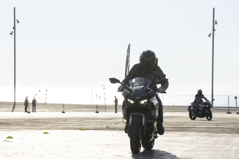 Kawasaki Ninja 7 Hybrid: buona la prima