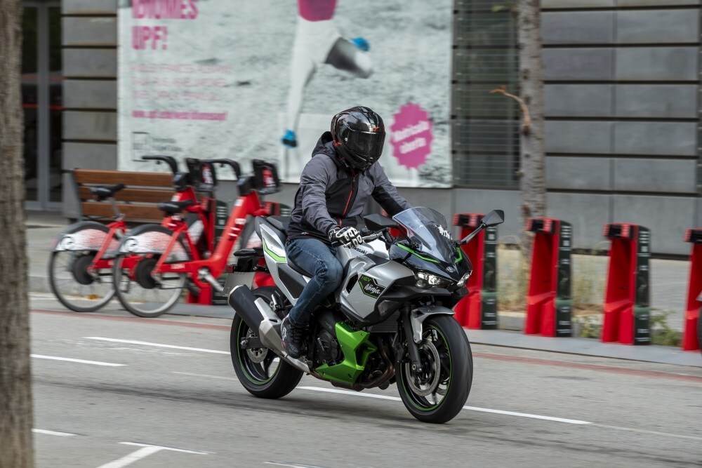 Kawasaki Ninja 7 Hybrid: buona la prima
