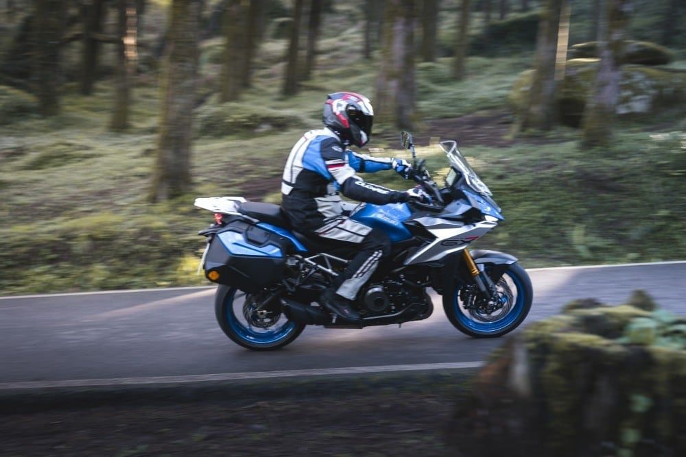 Suzuki GSX-S 1000 GX: una crossover col fuoco dentro