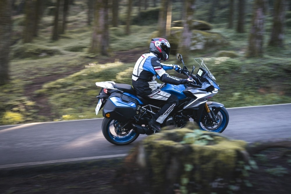 Suzuki GSX-S 1000 GX: una crossover col fuoco dentro