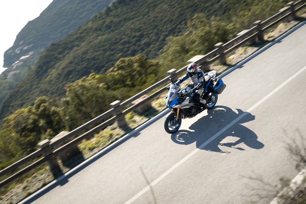 Suzuki GSX-S 1000 GX: una crossover col fuoco dentro