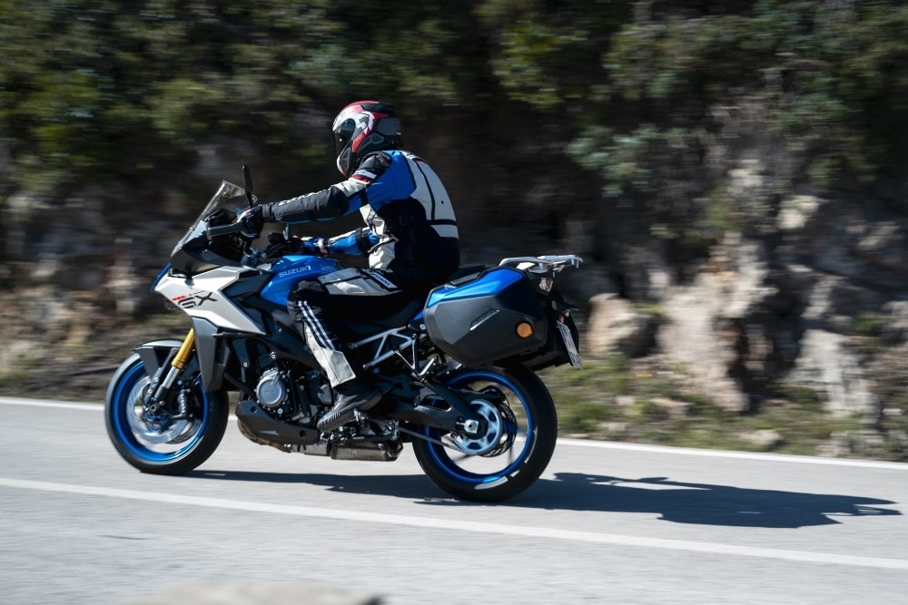 Suzuki GSX-S 1000 GX: una crossover col fuoco dentro