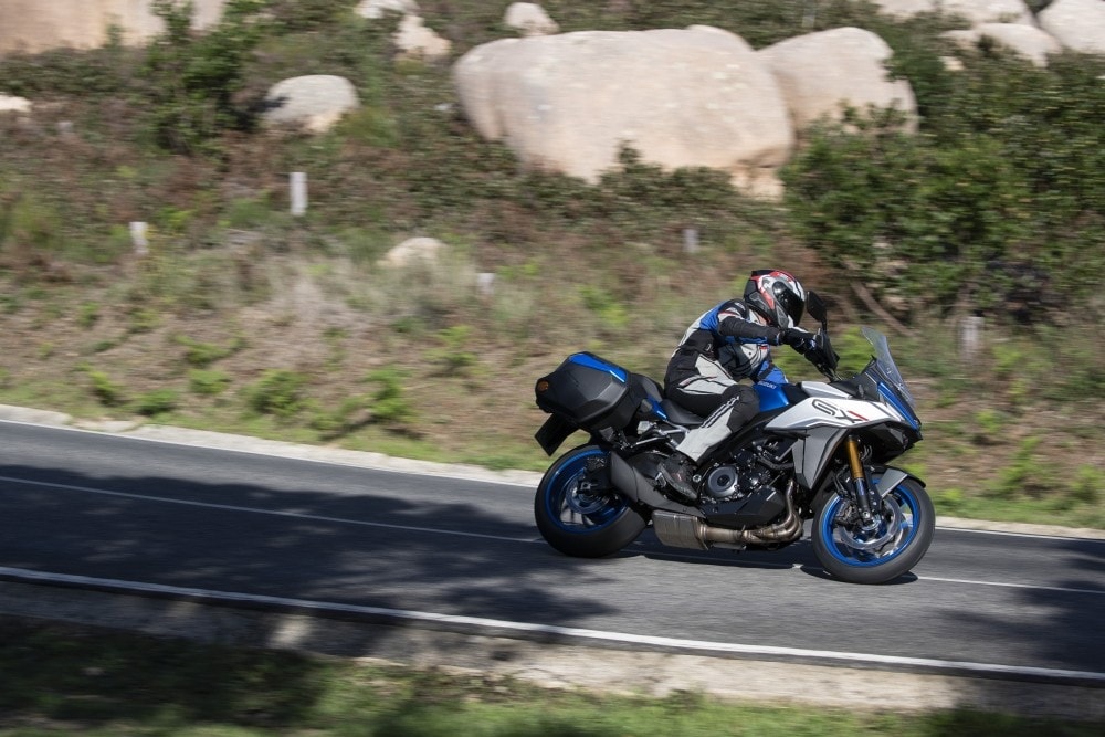 Suzuki GSX-S 1000 GX: una crossover col fuoco dentro