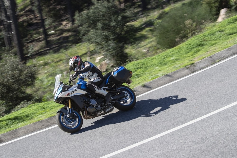 Suzuki GSX-S 1000 GX: una crossover col fuoco dentro