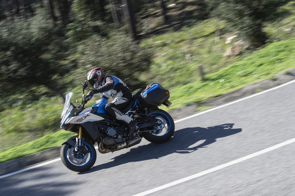 Suzuki GSX-S 1000 GX: una crossover col fuoco dentro