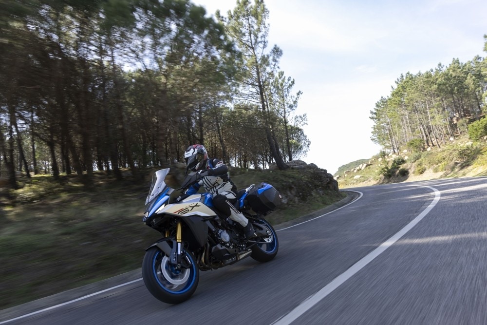 Suzuki GSX-S 1000 GX: una crossover col fuoco dentro