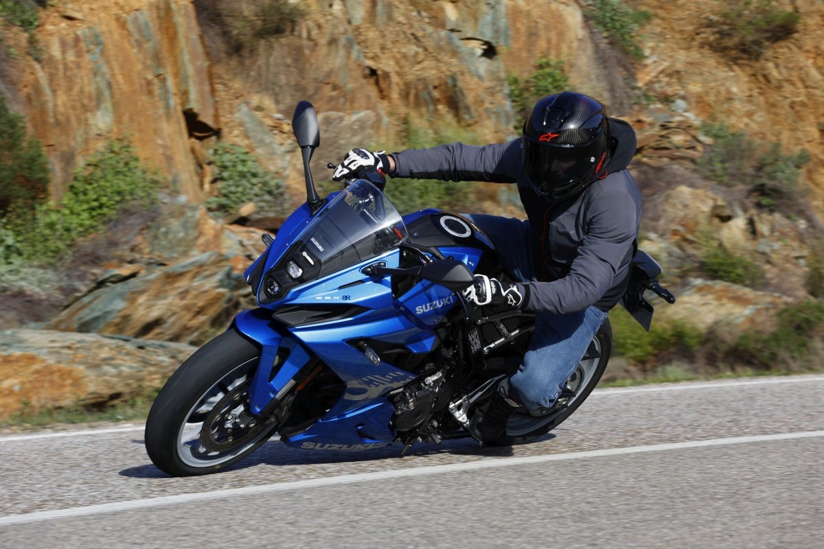Suzuki GSX-8R: la virtù sta nel mezzo +VIDEO+