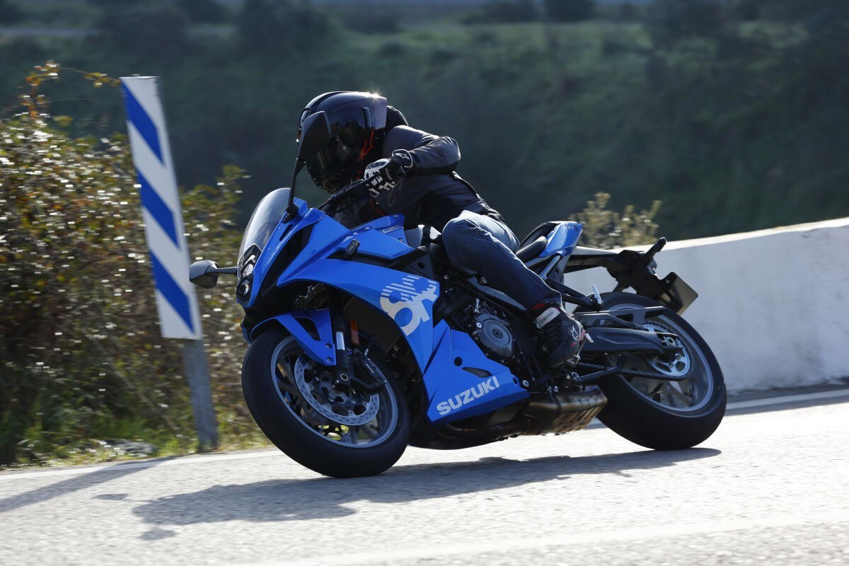 Suzuki GSX-8R: la virtù sta nel mezzo +VIDEO+