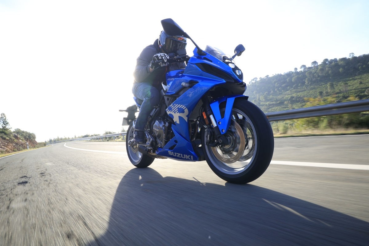 Suzuki GSX-8R: la virtù sta nel mezzo +VIDEO+