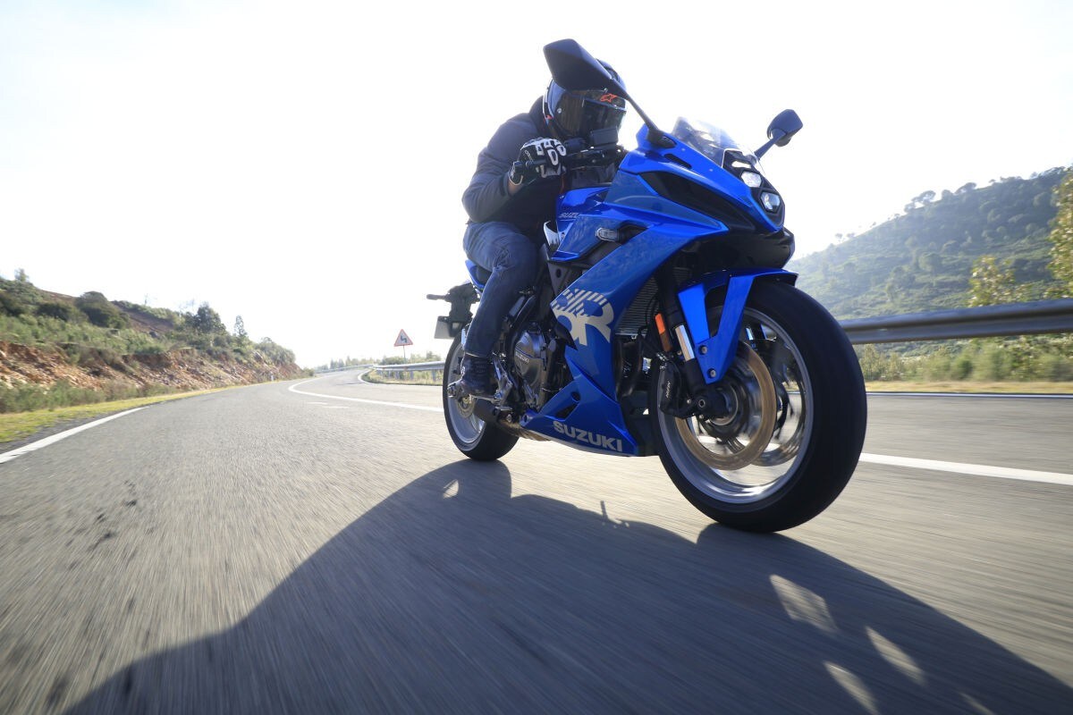 Suzuki GSX-8R: la virtù sta nel mezzo +VIDEO+