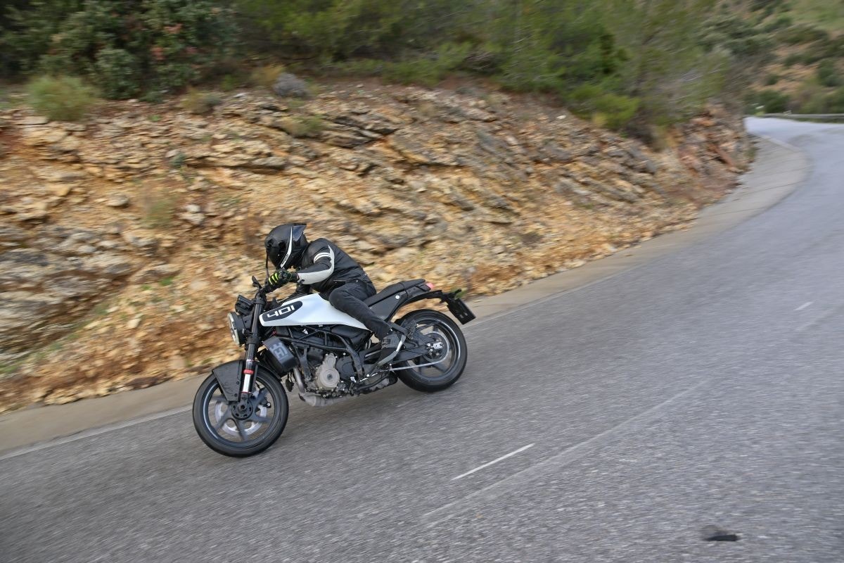 Husqvarna Svartpilen e Vitpilen 401: fuori cambia poco, dentro cambia tutto +VIDEO+