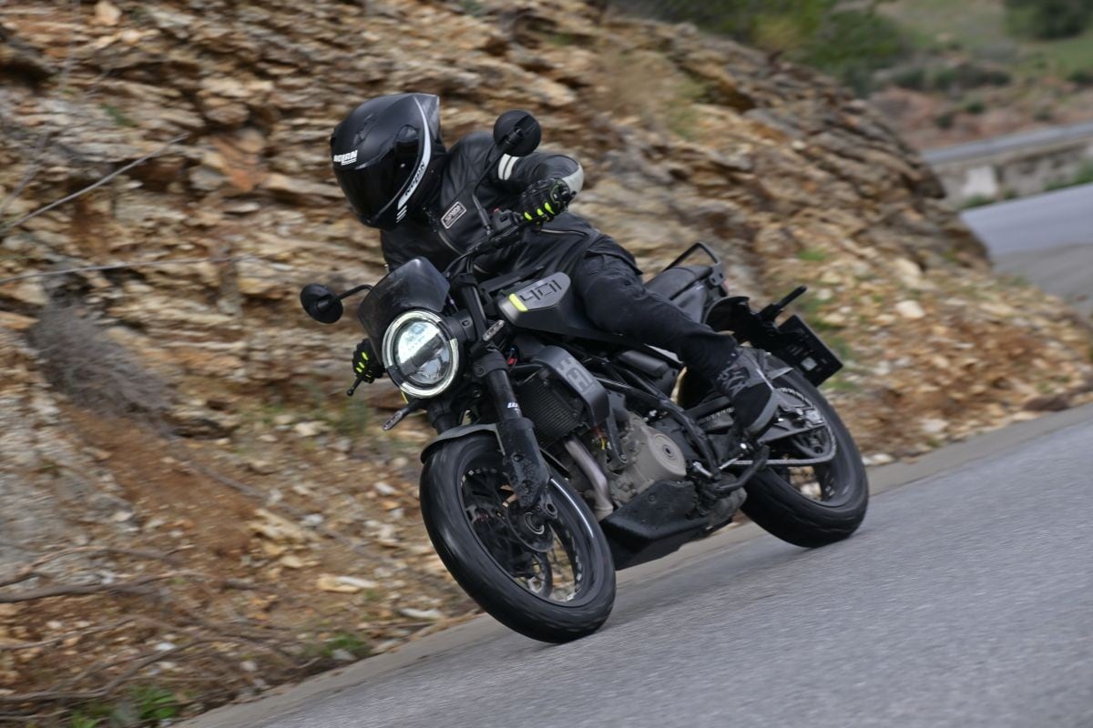 Husqvarna Svartpilen e Vitpilen 401: fuori cambia poco, dentro cambia tutto +VIDEO+