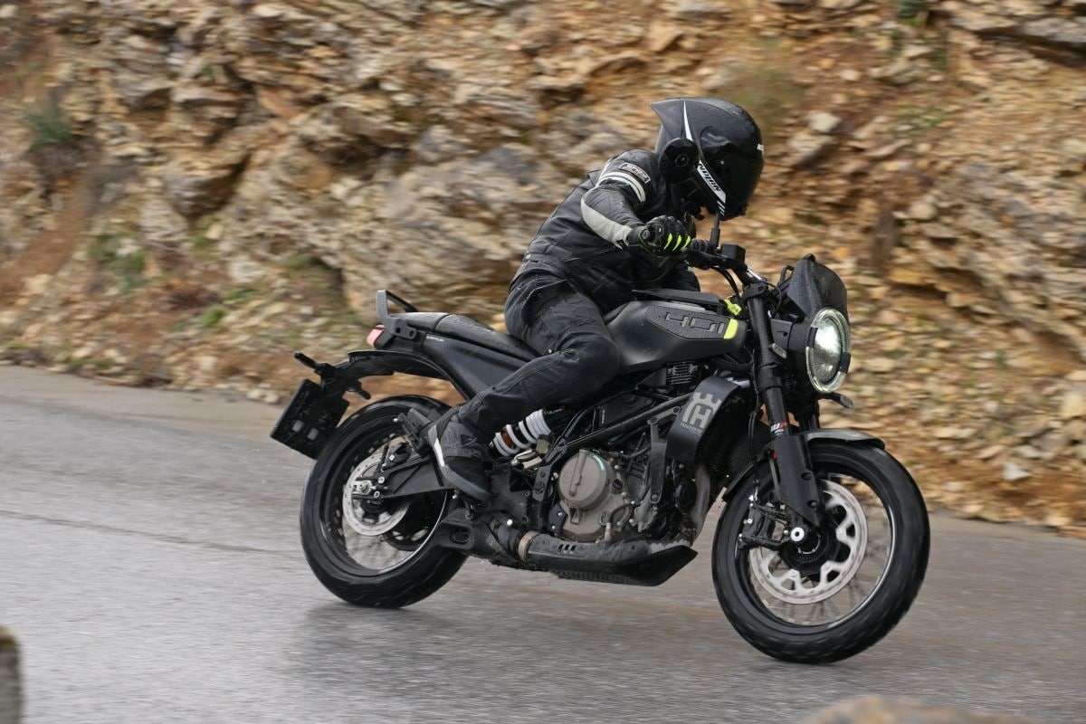 Husqvarna Svartpilen e Vitpilen 401: fuori cambia poco, dentro cambia tutto +VIDEO+