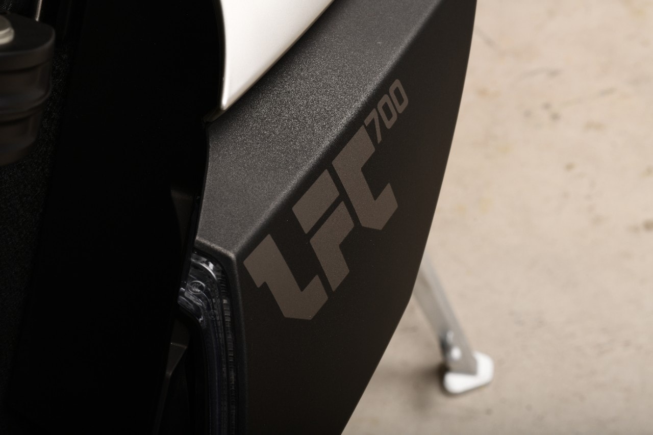 Ecco come va la Benda Motorcycles LFC700, una moto fuori dagli schemi