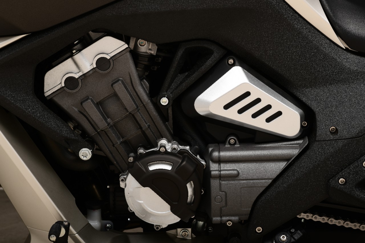 Ecco come va la Benda Motorcycles LFC700, una moto fuori dagli schemi