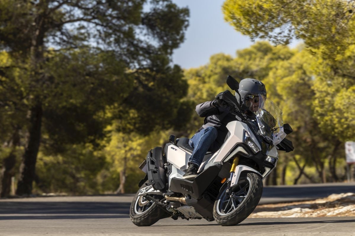 SYM ADXTG 400: lo scooter che sembra una moto 