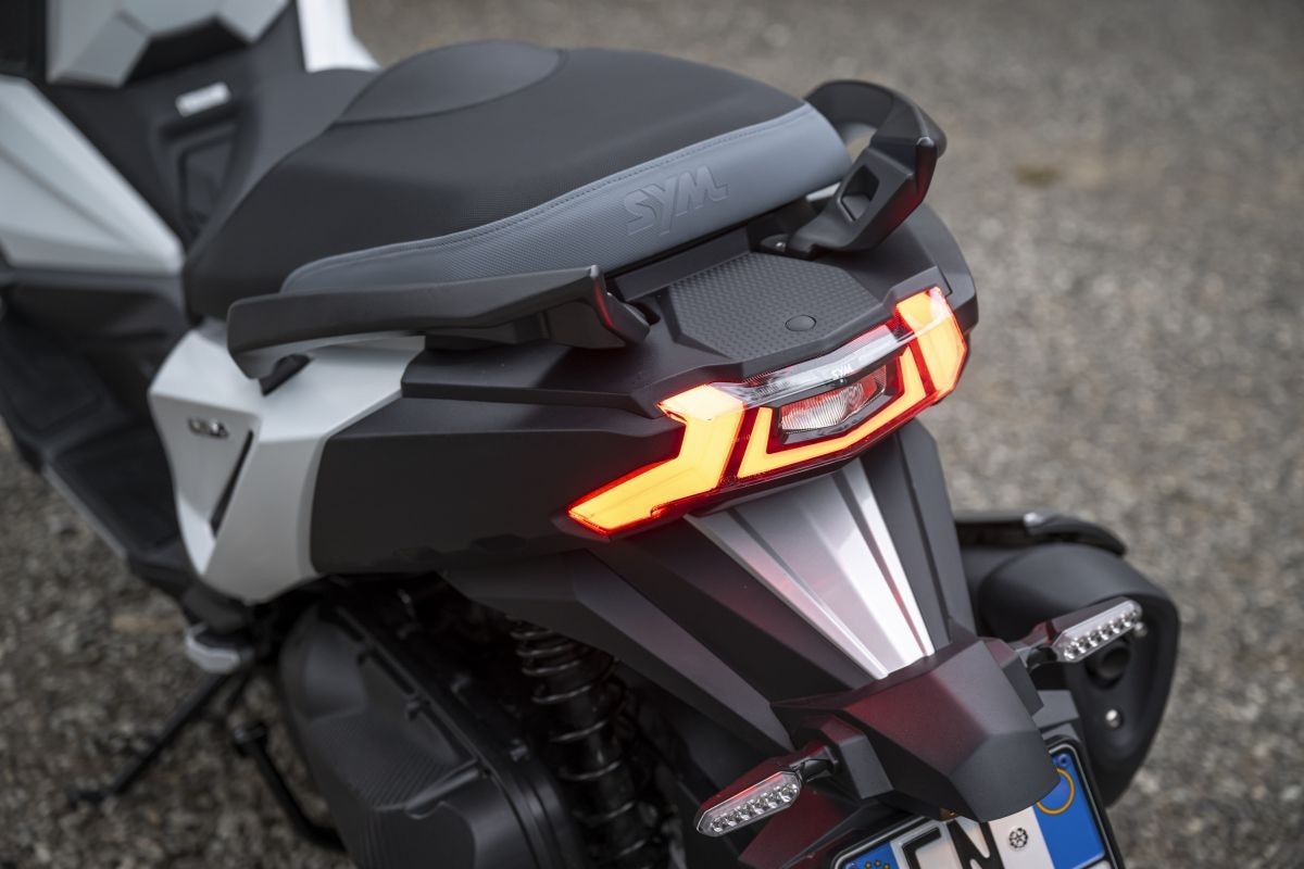 SYM ADX 300: lo scooter adventure che gioca a fare il GT