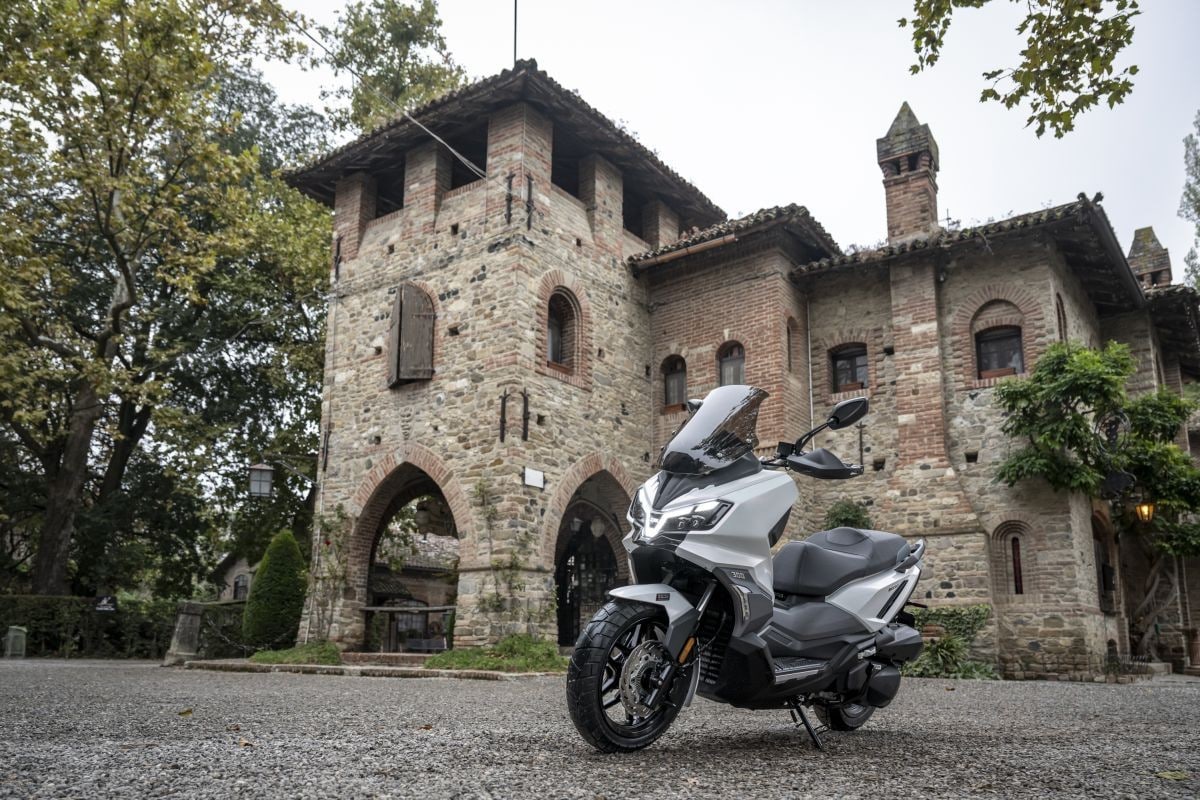 SYM ADX 300: lo scooter adventure che gioca a fare il GT