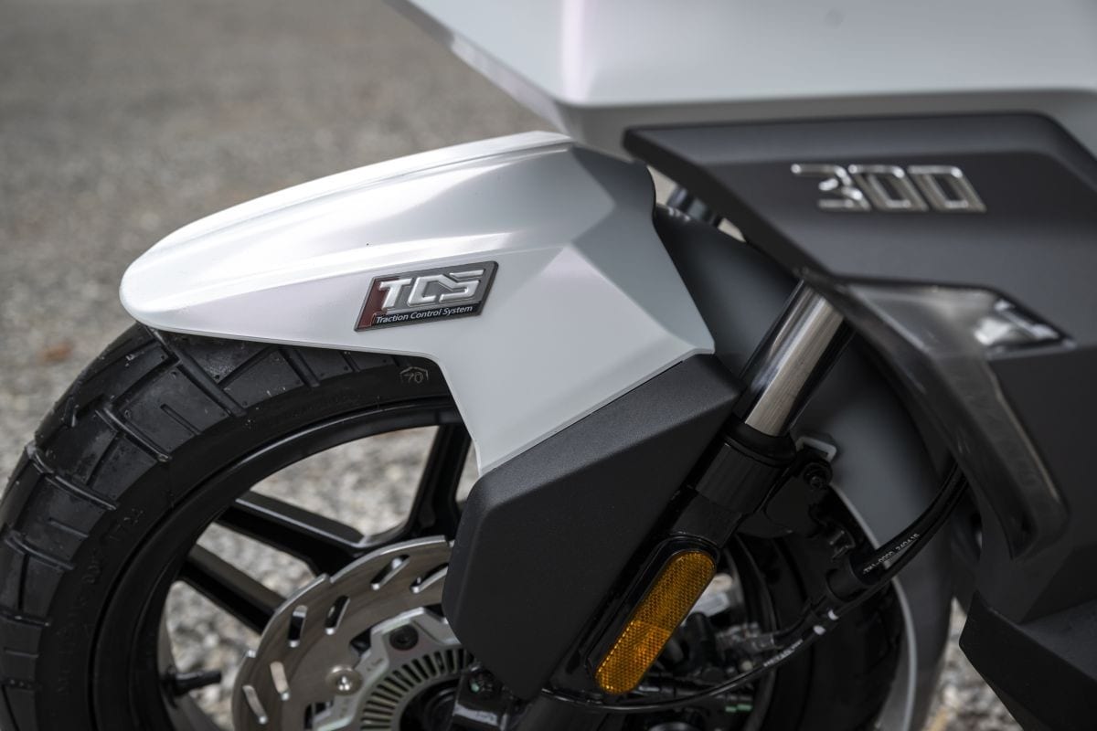 SYM ADX 300: lo scooter adventure che gioca a fare il GT