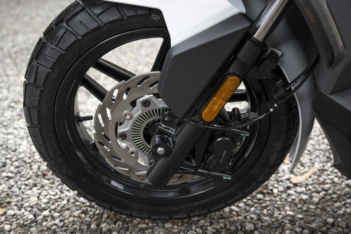 SYM ADX 300: lo scooter adventure che gioca a fare il GT