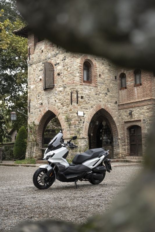 SYM ADX 300: lo scooter adventure che gioca a fare il GT